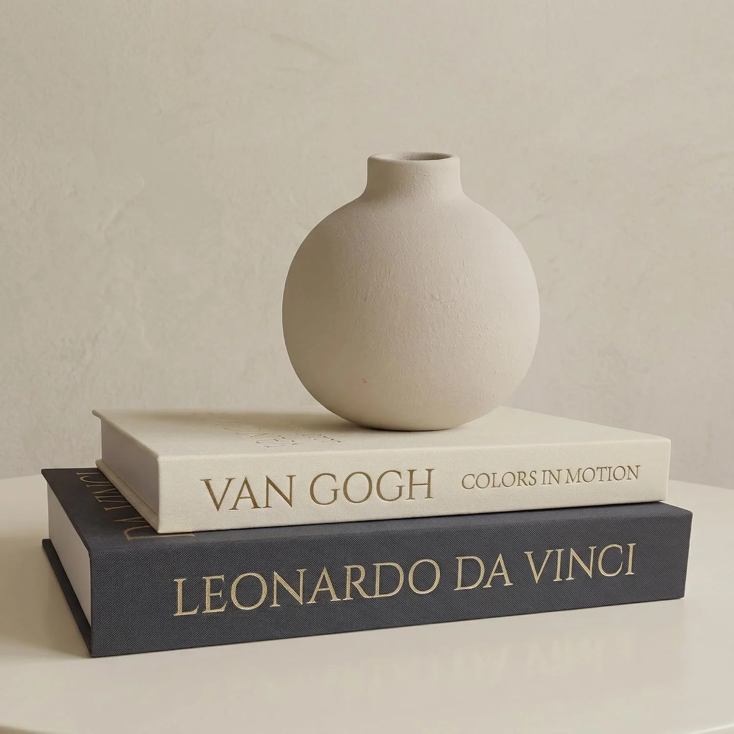 Rustic round ceramic vase, Terracotta: vase on decorative books